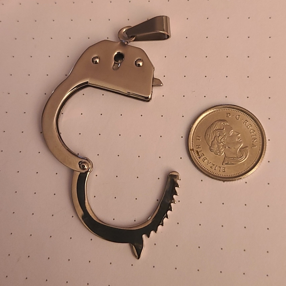 Tiny handcuff pendant - Picture 4 of 8